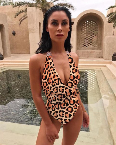 Stílusos fürdőruha leopárd mintával és kövekkel