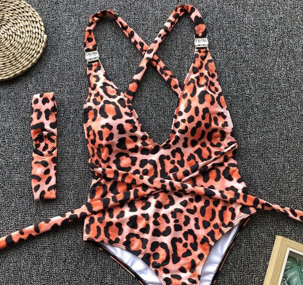 Stílusos fürdőruha leopárd mintával és kövekkel