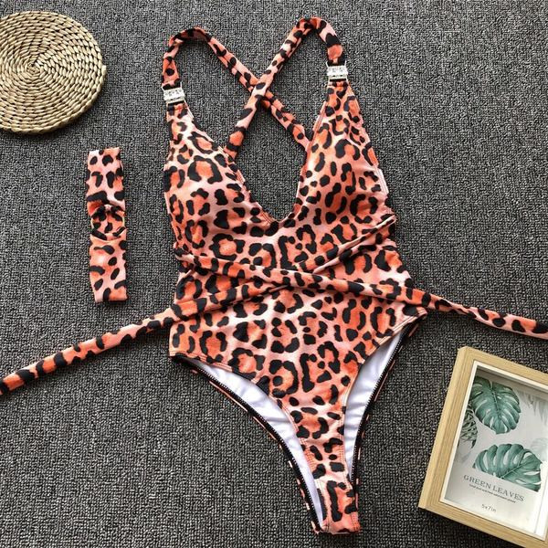 Stílusos fürdőruha leopárd mintával és kövekkel