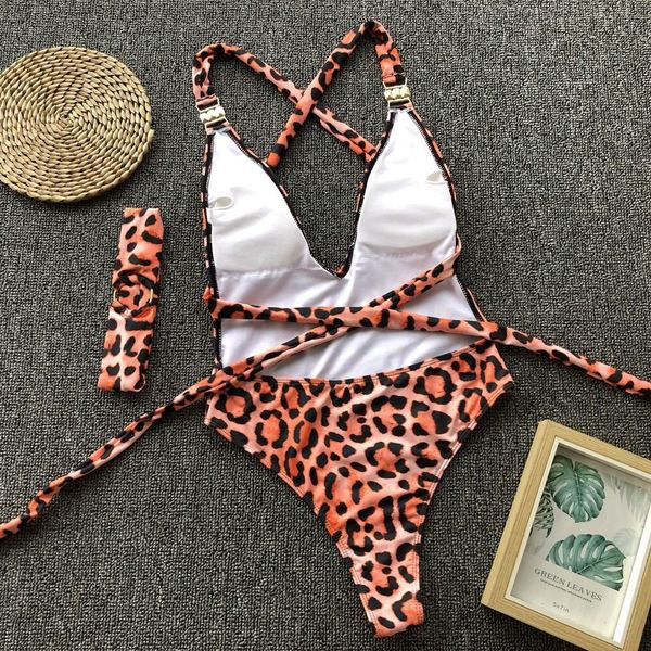 Stílusos fürdőruha leopárd mintával és kövekkel