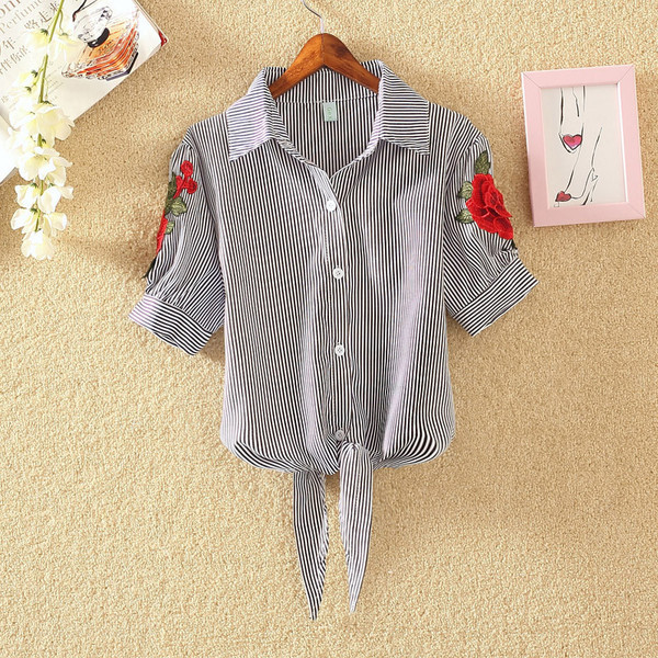 Καλοκαιρινό πουκάμισο με κέντημα και κοντά μανίκια σε δύο σχέδια