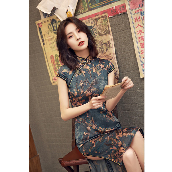 Stílusos ruha, rövid ujjú, testhezálló modell két színben