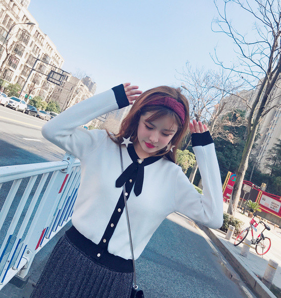 Vestă elegantă de damă cu decolteu în V în alb-negru