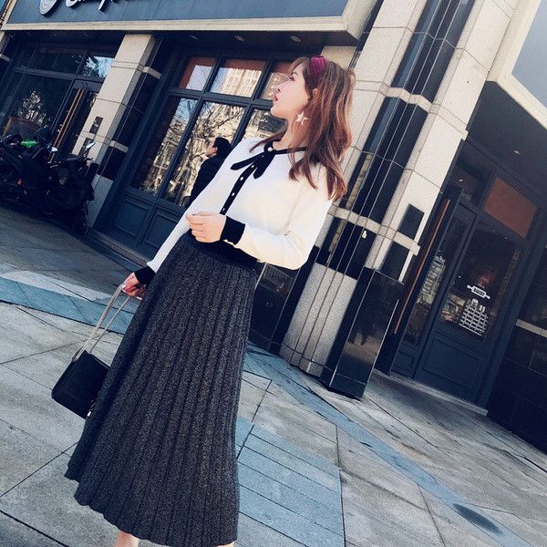 Vestă elegantă de damă cu decolteu în V în alb-negru