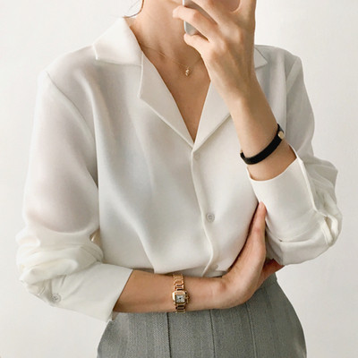 Ежедневна дамска риза с яка тип V-образно деколте  в бял цвят