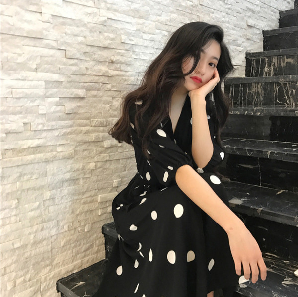 Rochie elegantă de damă cu decolteu în V cu puncte alb-negru