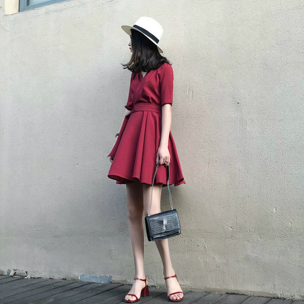 Stílusos női ruha 3/4 ujjú bordó színben