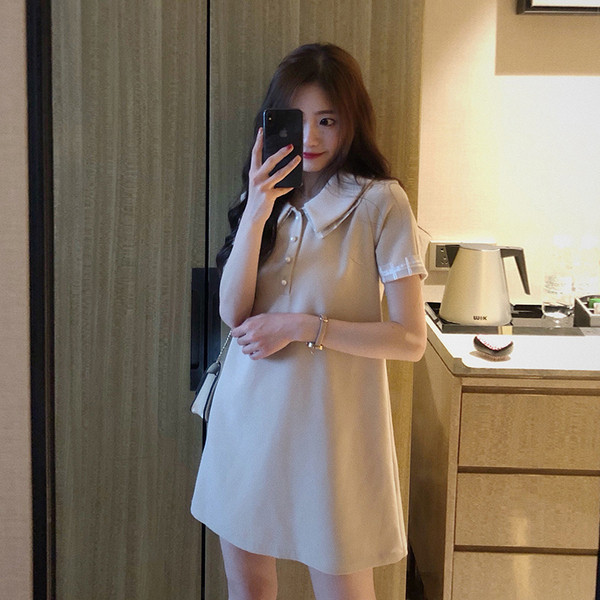 Stílusos női ruha bézs színű ujjal és gallérral