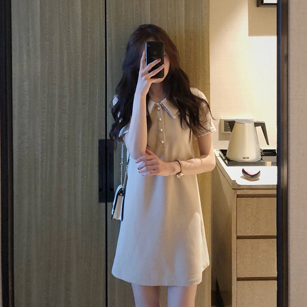 Stílusos női ruha bézs színű ujjal és gallérral