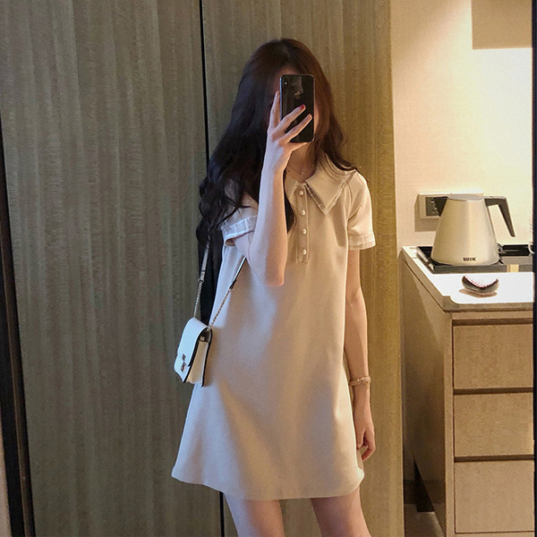 Stílusos női ruha bézs színű ujjal és gallérral