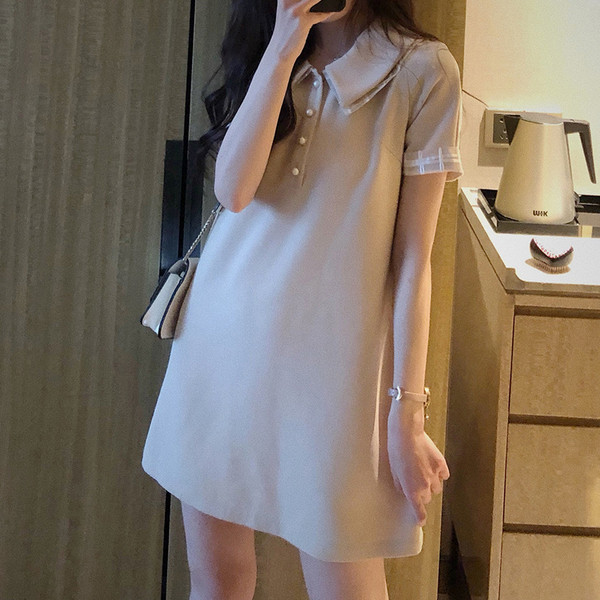 Stílusos női ruha bézs színű ujjal és gallérral