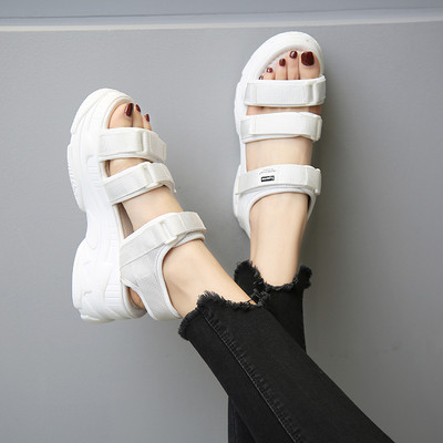 Дамски ежедневни сандали в бял и черен цвят с висока подметка 