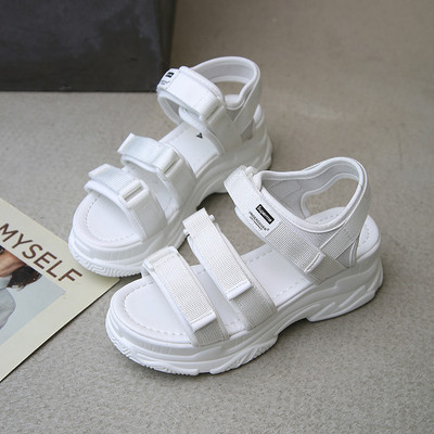 Női alkalmi szandál fehér és fekete színben, magas talppal