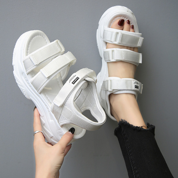 Női alkalmi szandál fehér és fekete színben, magas talppal