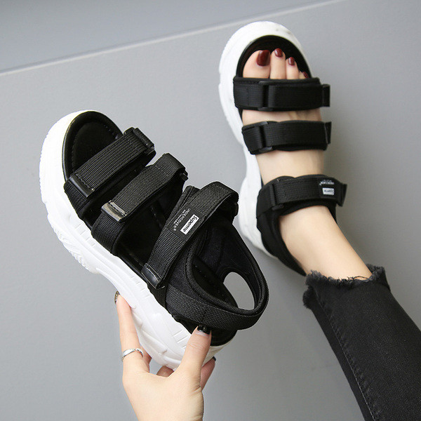 Női alkalmi szandál fehér és fekete színben, magas talppal