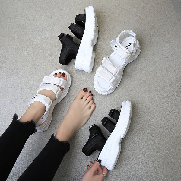 Női alkalmi szandál fehér és fekete színben, magas talppal