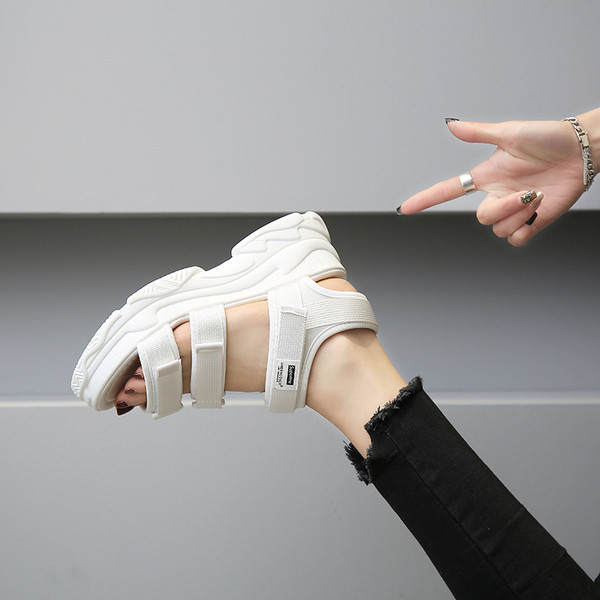 Női alkalmi szandál fehér és fekete színben, magas talppal