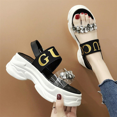 Modern női szandál magas talppal, feliratokkal és díszkövekkel