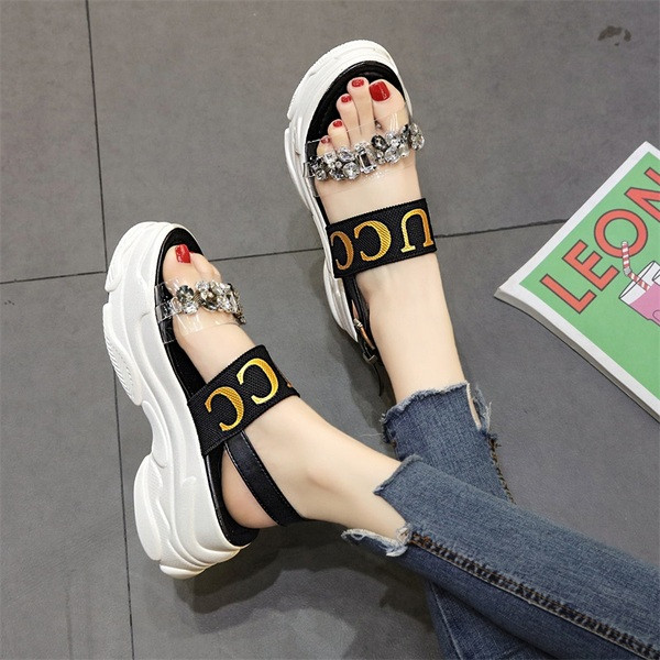 Modern női szandál magas talppal, feliratokkal és díszkövekkel