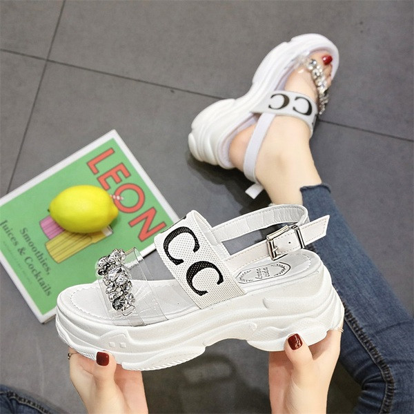 Modern női szandál magas talppal, feliratokkal és díszkövekkel