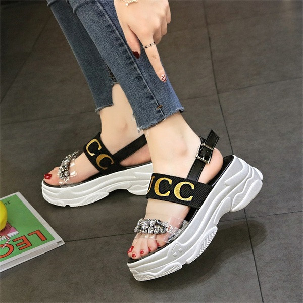 Modern női szandál magas talppal, feliratokkal és díszkövekkel