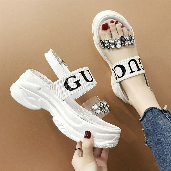 Modern női szandál magas talppal, feliratokkal és díszkövekkel