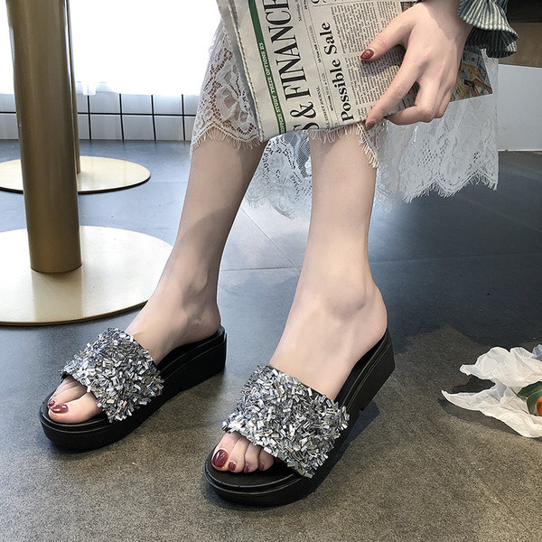 Aktuális magas talpú női papucs három színben