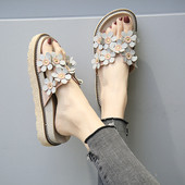 Aktuális női papucs három színben, virágmotívumokkal, lapos talppal