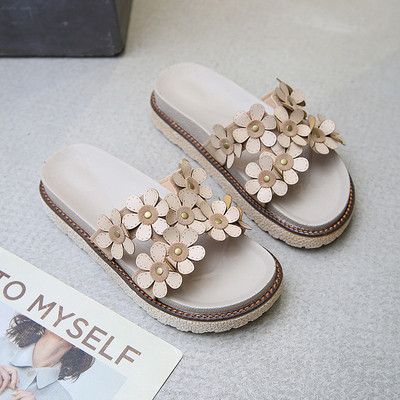 Aktuális női papucs három színben, virágmotívumokkal, lapos talppal