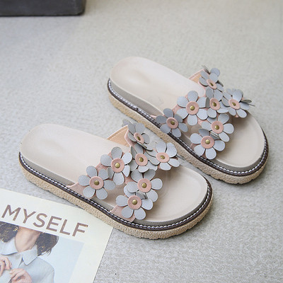 Aktuális női papucs három színben, virágmotívumokkal, lapos talppal