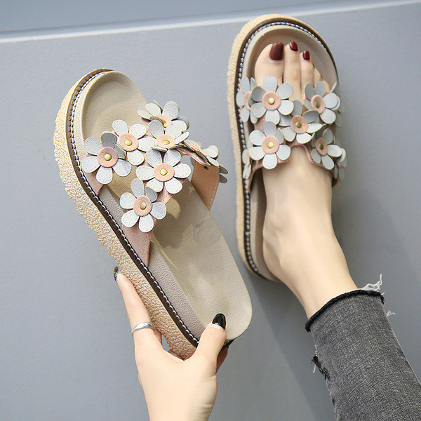 Aktuális női papucs három színben, virágmotívumokkal, lapos talppal