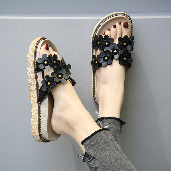 Aktuális női papucs három színben, virágmotívumokkal, lapos talppal