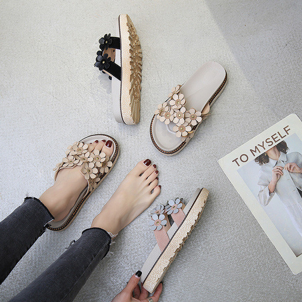 Aktuális női papucs három színben, virágmotívumokkal, lapos talppal