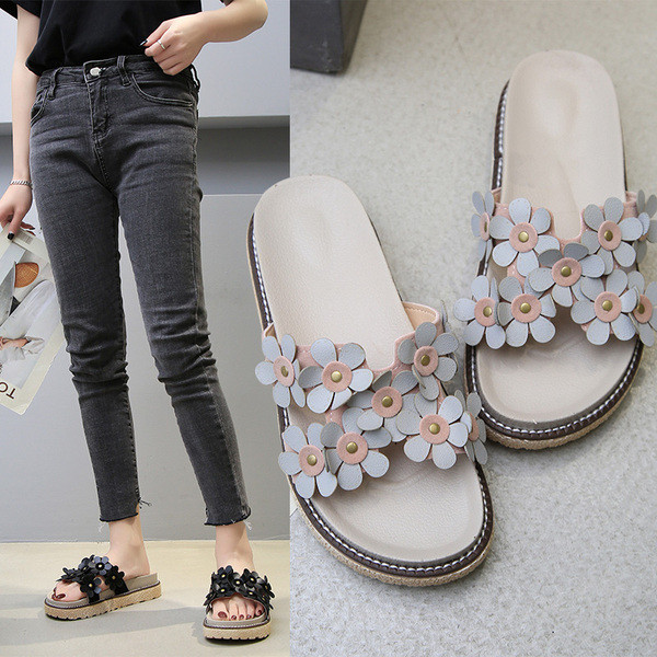 Aktuális női papucs három színben, virágmotívumokkal, lapos talppal