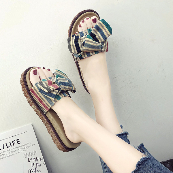 Aktuális női papucs lapos talppal, két színben