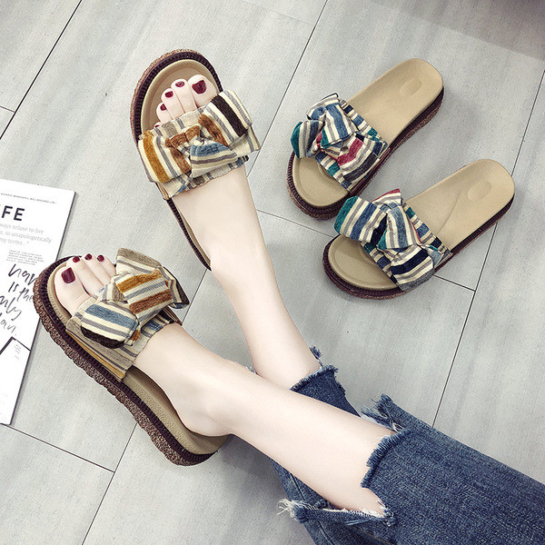 Aktuális női papucs lapos talppal, két színben