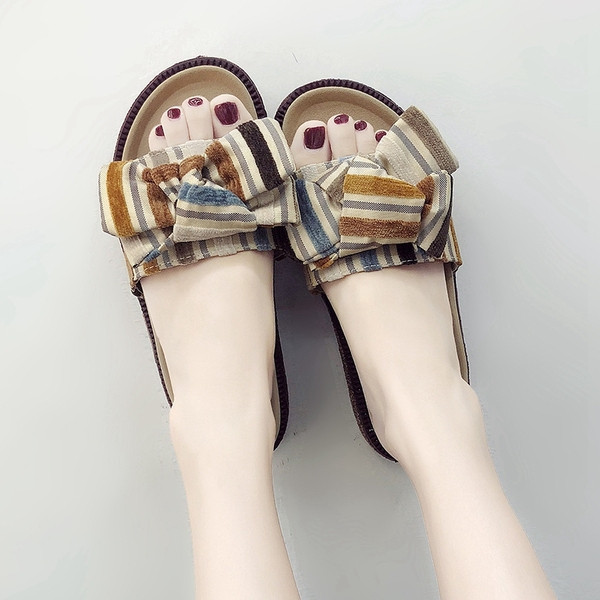 Aktuális női papucs lapos talppal, két színben