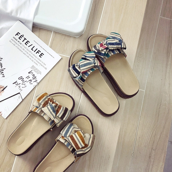 Aktuális női papucs lapos talppal, két színben