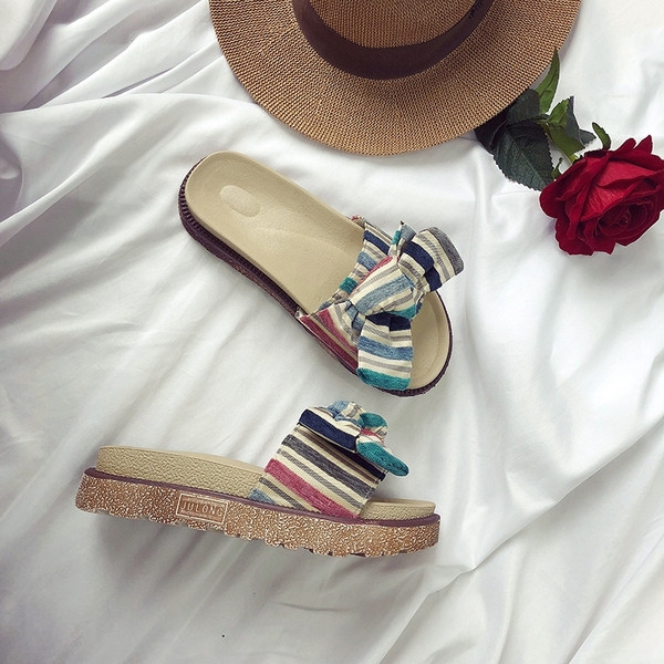 Aktuális női papucs lapos talppal, két színben