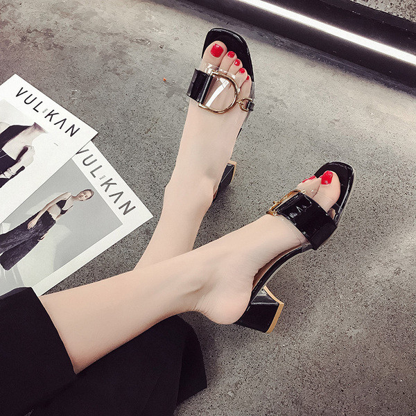 Aktuális női sarokkal ellátott papucs több színben, csattal