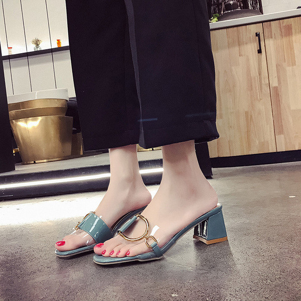 Aktuális női sarokkal ellátott papucs több színben, csattal