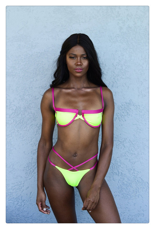 Model nou de costum de baie din doua piese in mai multe culori