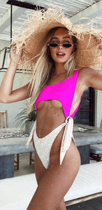 Costum de baie modern cu decupaje și cravate în două culori