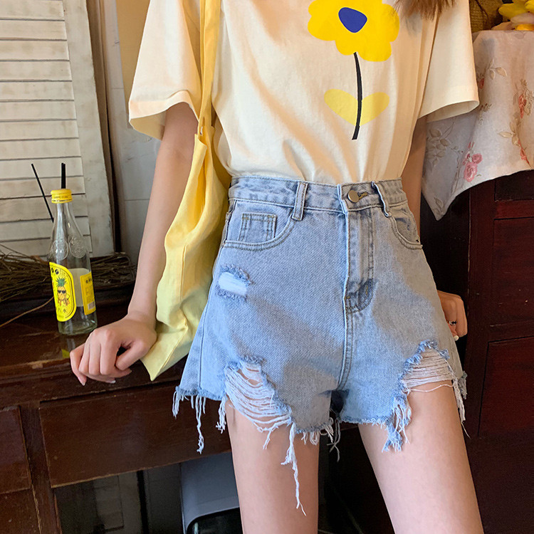 Divatos farmer rövidnadrág szakadt motívumokkal, magas derékkal, világos színben