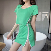 Modern női szett zöld és fekete cipzáras pólóval és szoknyával