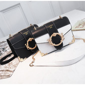 Eko bőrből készült alkalmi női táska, fekete-fehér fém elemekkel