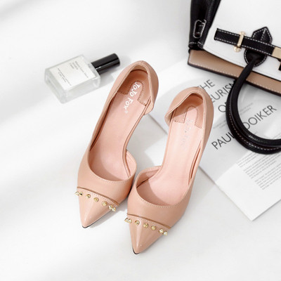 Stílusos női cipő hegyes modell vékony sarokkal fekete és bézs színben