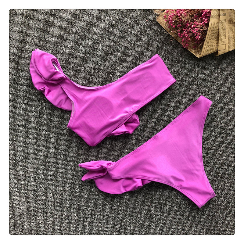 Kétrészes fürdőruha egy pánttal lila színben