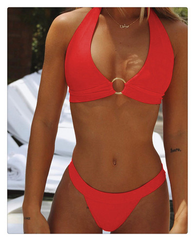 Costum de baie modern din două piese cu elemente metalice în roșu și portocaliu