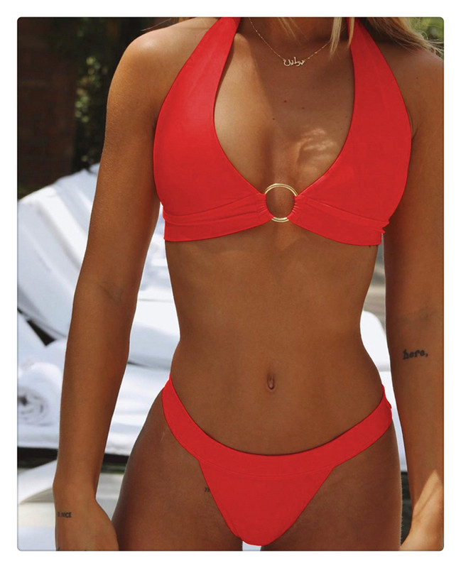 Costum de baie modern din două piese cu elemente metalice în roșu și portocaliu